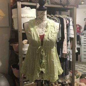 Sleeveless top w/tie and underneath tank top.